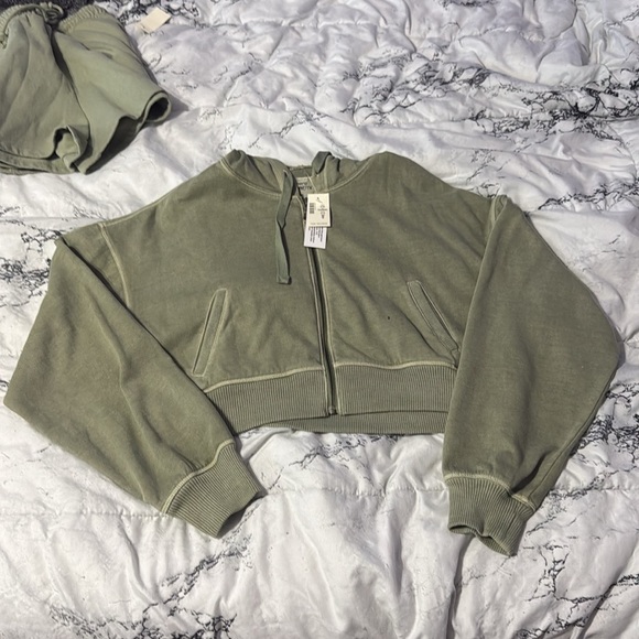 Cropped jacket and short set - Picture 5 of 7